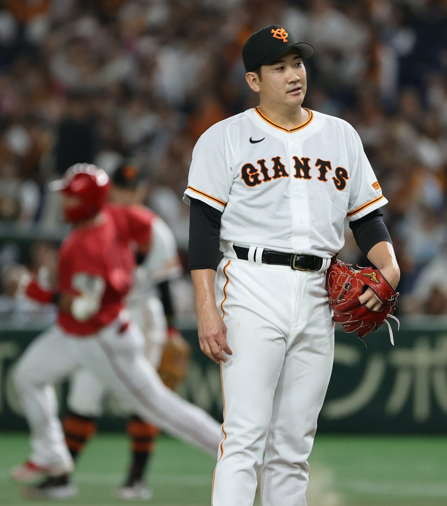 広島の末包昇大（奥）にホームランを浴びる菅野　©JIJI PRESS