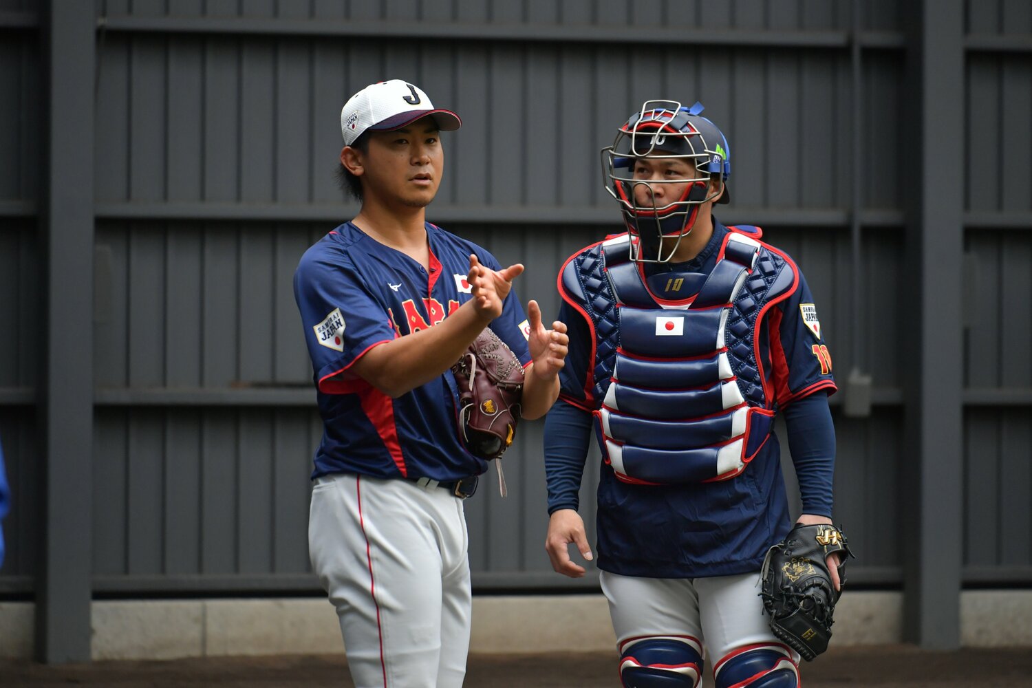 ブルペンで捕手の甲斐と打ち合わせをする今永　©︎Hideki Sugiyama