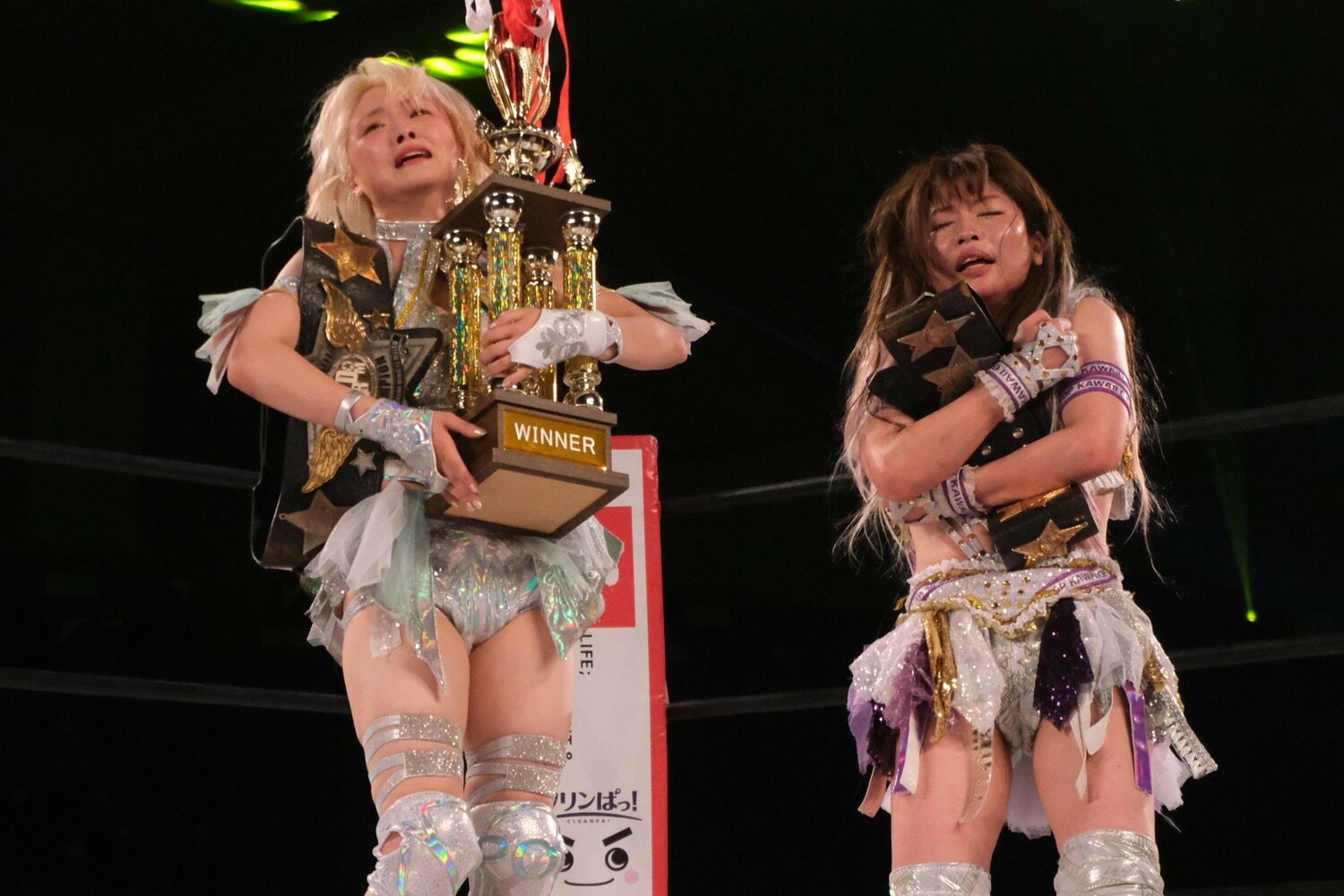 ベルトを手にして涙を流す2人