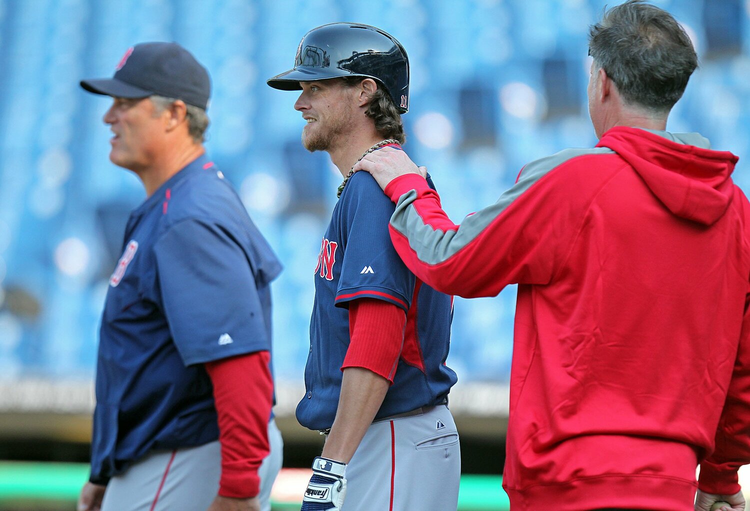 レッドソックス時代、クレイ・バックホルツ投手（中央）に声をかけるメンタルスキル・コーチのテュークスベリー（右）　©Getty Images