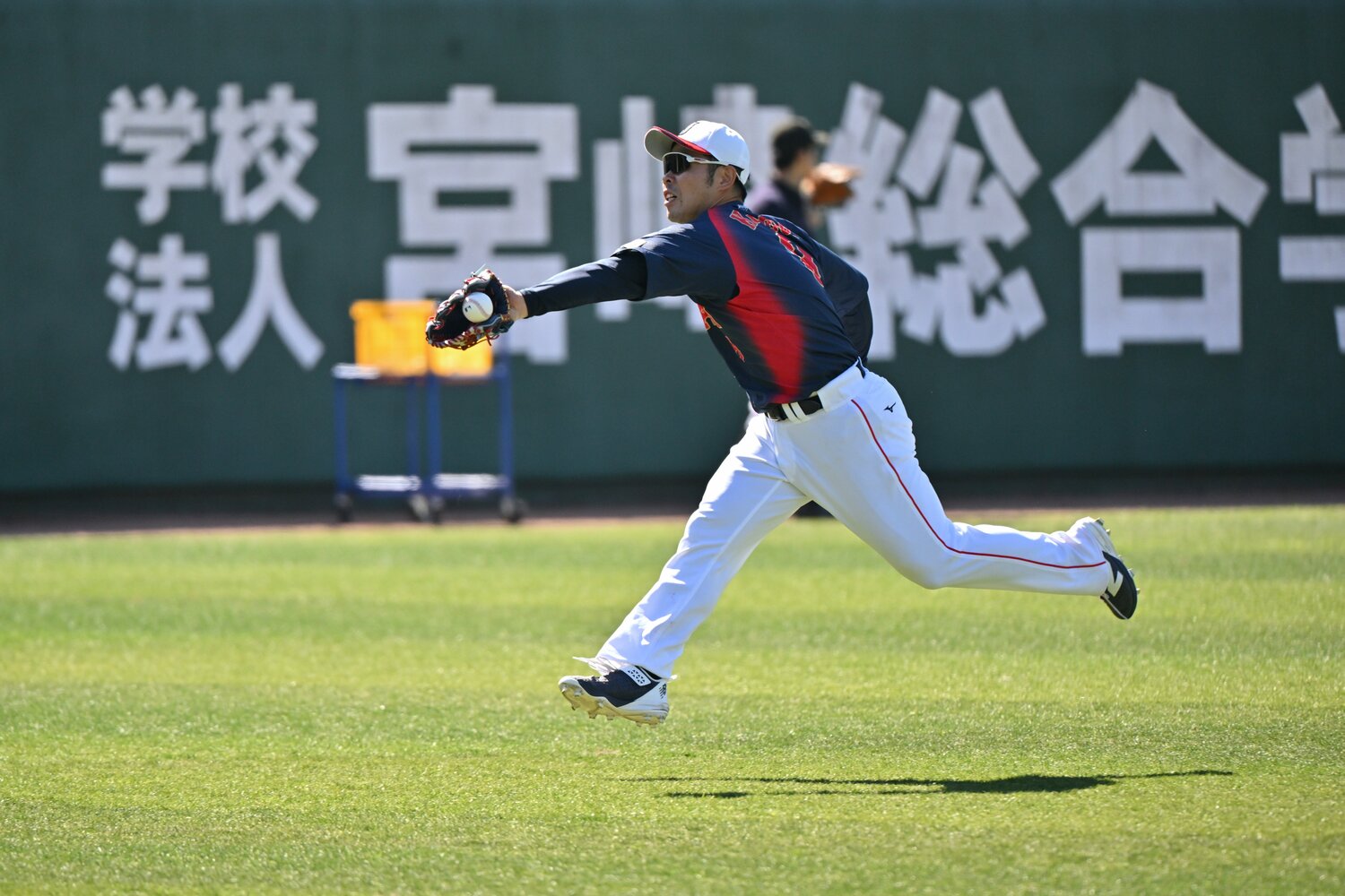 宮崎キャンプでライトの守備練習をする近藤　©️Hideki Sugiyama
