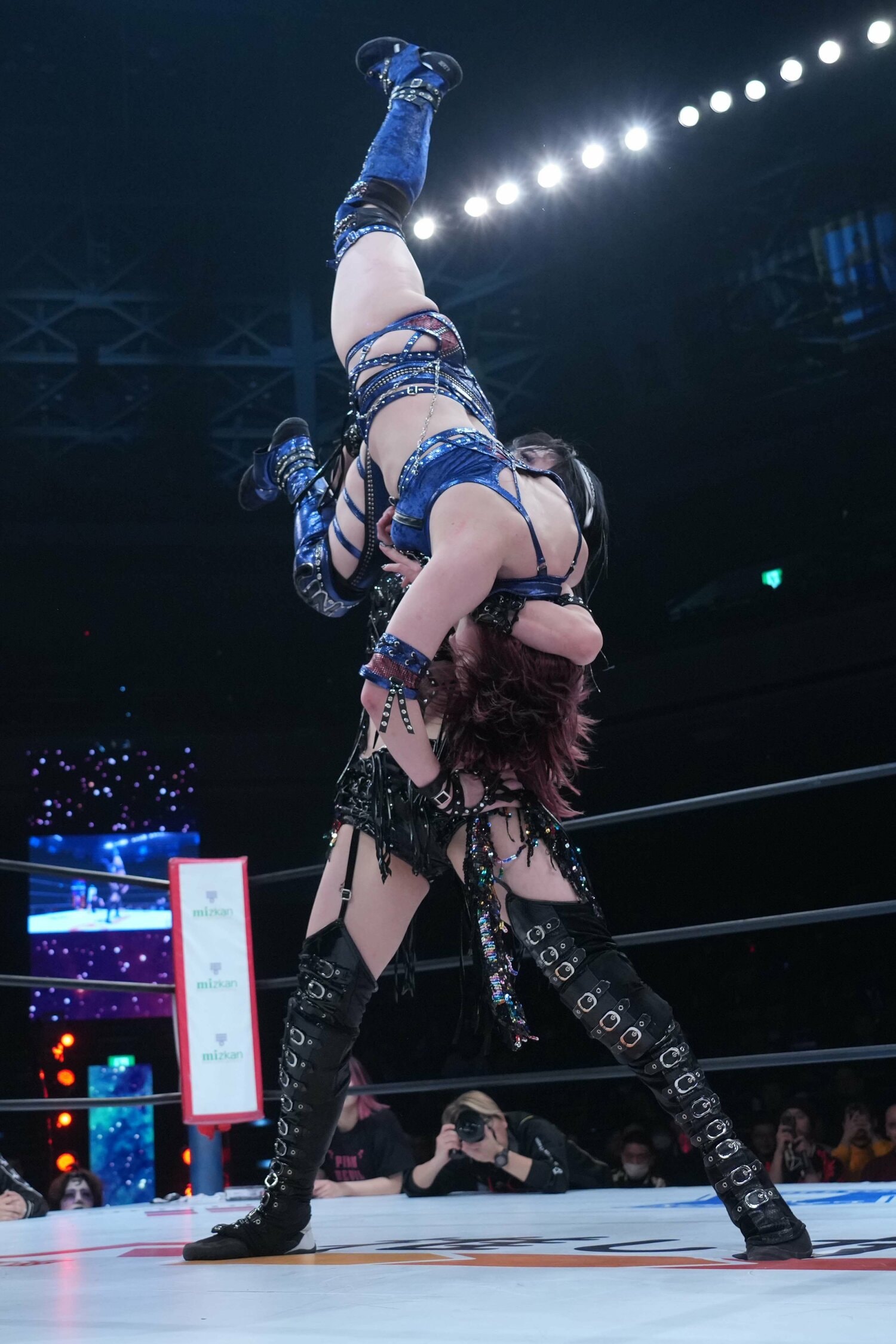 必殺技である旋回式スタークラッシャーでフィニッシュ　©Essei Hara