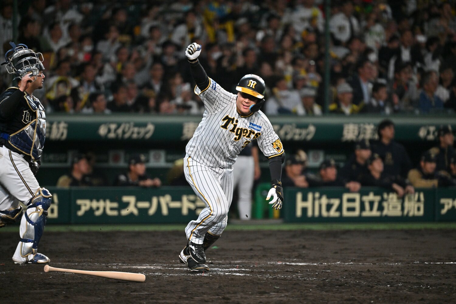 サヨナラ打を放ち右手の拳を突き上げる4番・大山悠輔　©︎Hideki Sugiyama