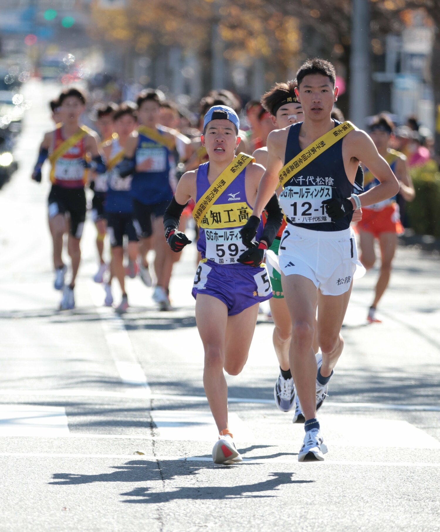 都大路1区で先頭集団から抜け出す鈴木琉胤（手前右）　©JIJI PRESS