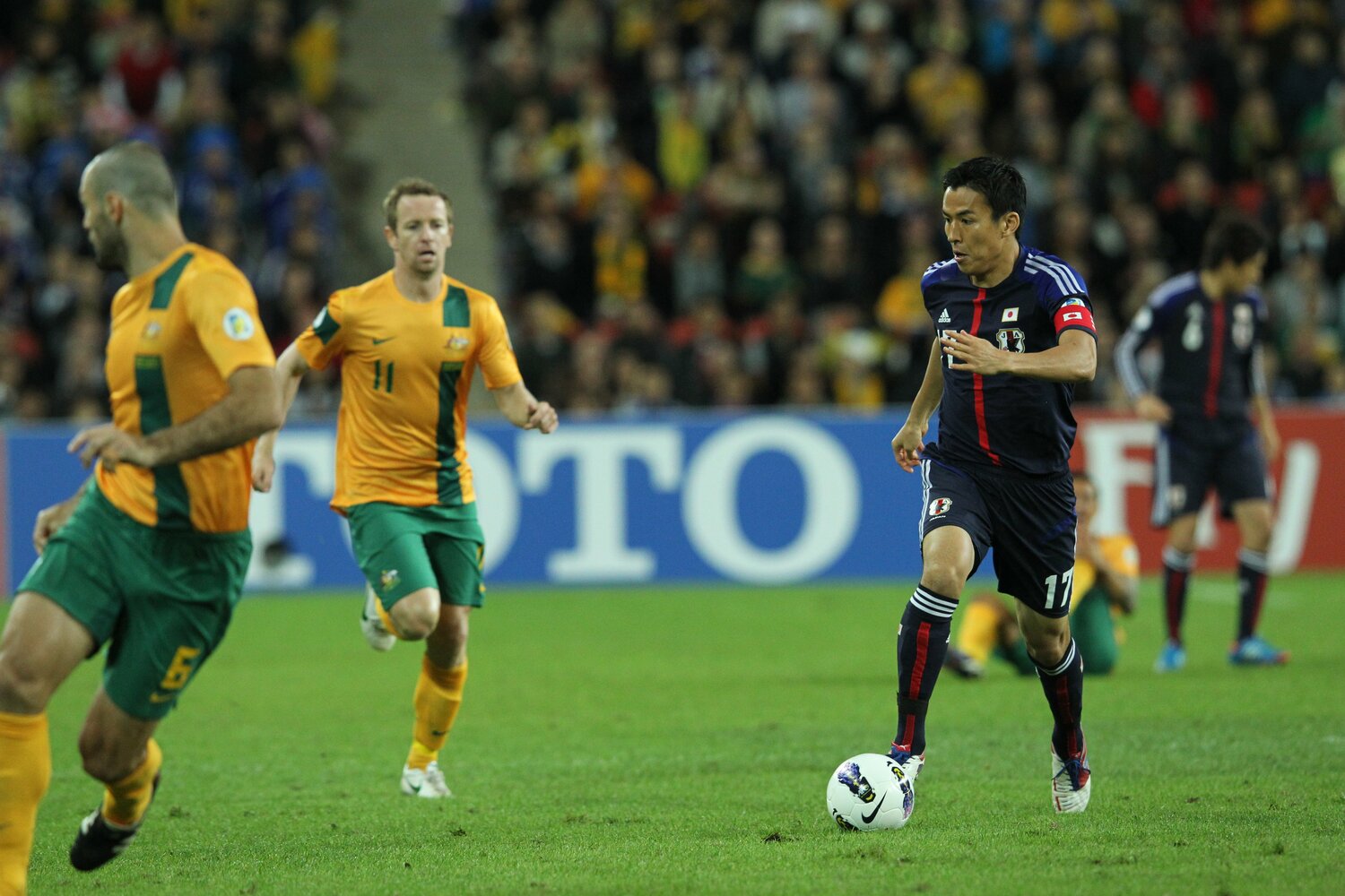 ドリブルで敵陣にボールを運ぶ長谷部誠　©Shigeki Yamamoto