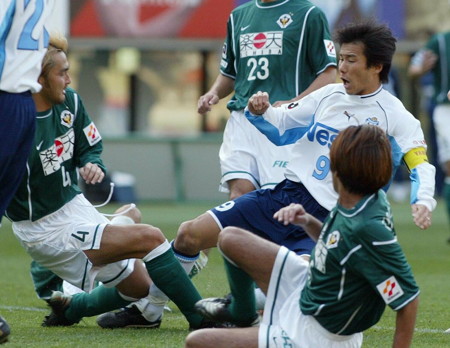 ゴール前で激しくぶつかる磐田・中山（右）と東京Vの菊池（手前）、林（左）＝2002年　©︎JIJI PRESS