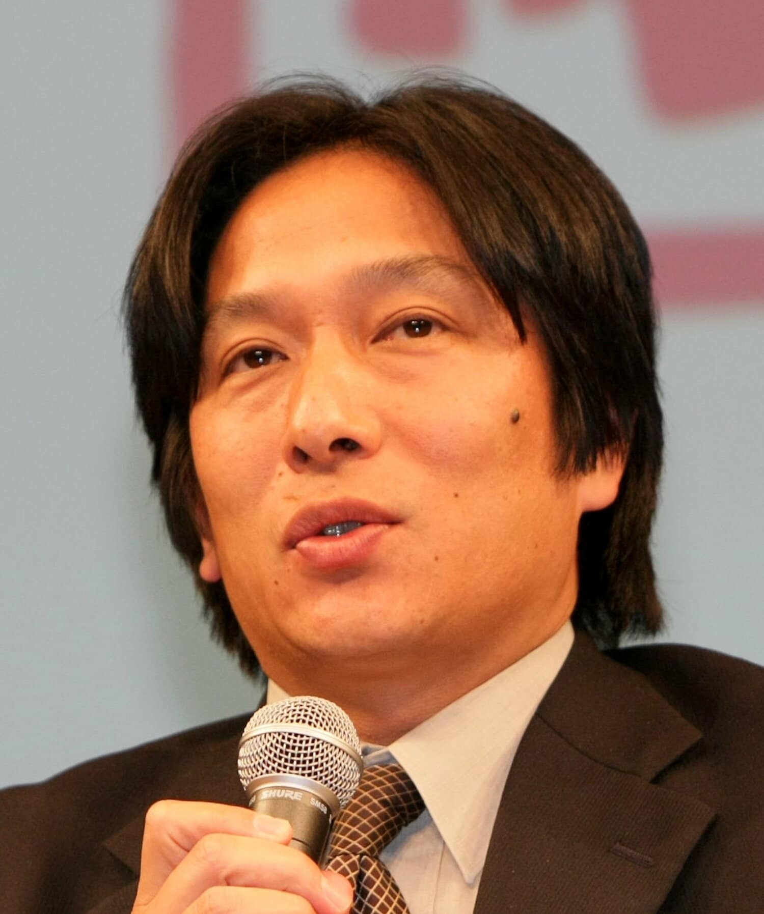 2009年に33年ぶりの箱根駅伝「復活出場」を決めた原晋監督。そこにいたるまでは多くの苦難も経験した　©Sankei Shimbun