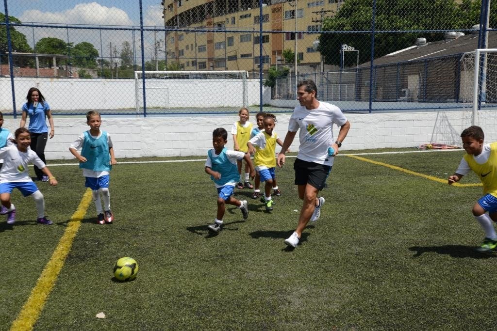 基金のグラウンドで子供たちとフットボールに興じる　※本人提供