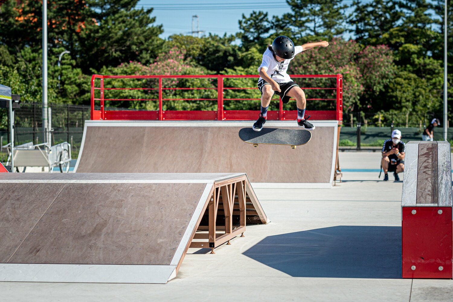 お腹側に半回転しながらボードに縦回転を加えるバックサイドキックフリップを得意とする小野寺。2022年撮影　©Yoshio Yoshida