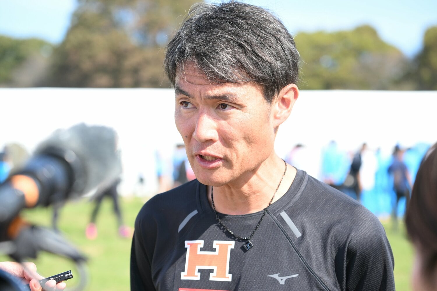 予選会を10位で通過したものの、レース後には厳しい表情を見せた法大の坪田監督　©Keiji Ishikawa