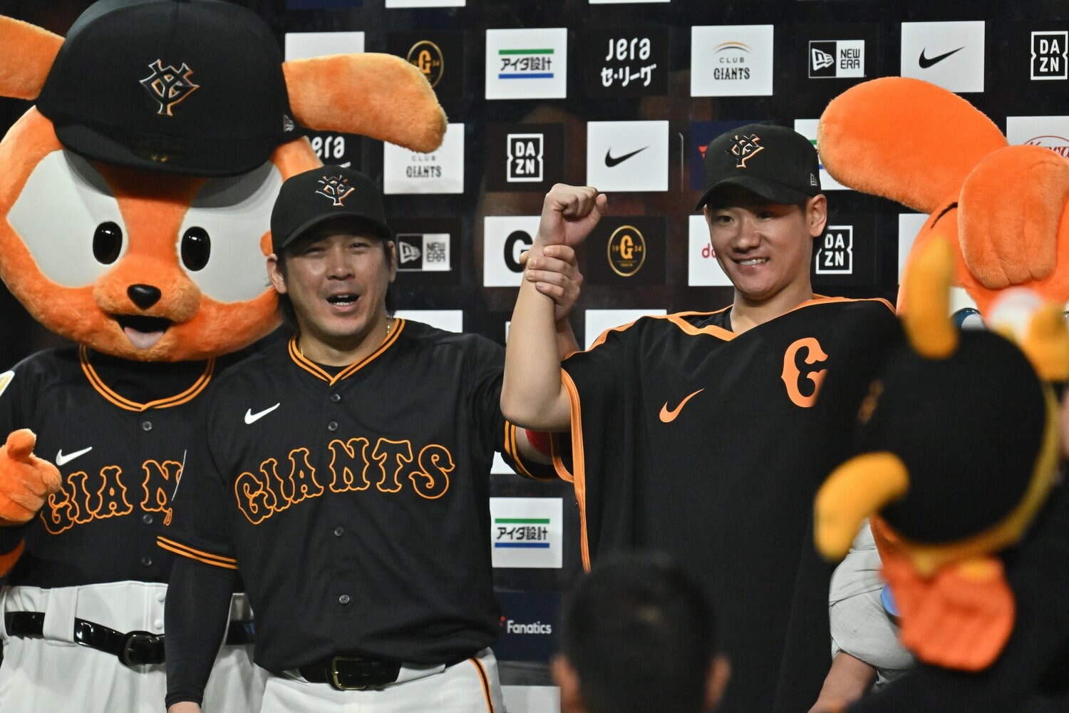 4月15日のDeNA戦では先発の井上温大投手（右）とともにお立ち台に上がった甲斐　©︎Hideki Sugiyama