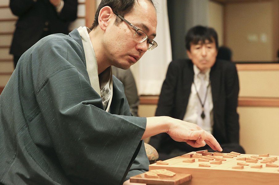 ただの将棋の強いおじさんではない。AI時代にすり寄られた木村一基王位。＜Number Web＞ photograph by Kyodo News