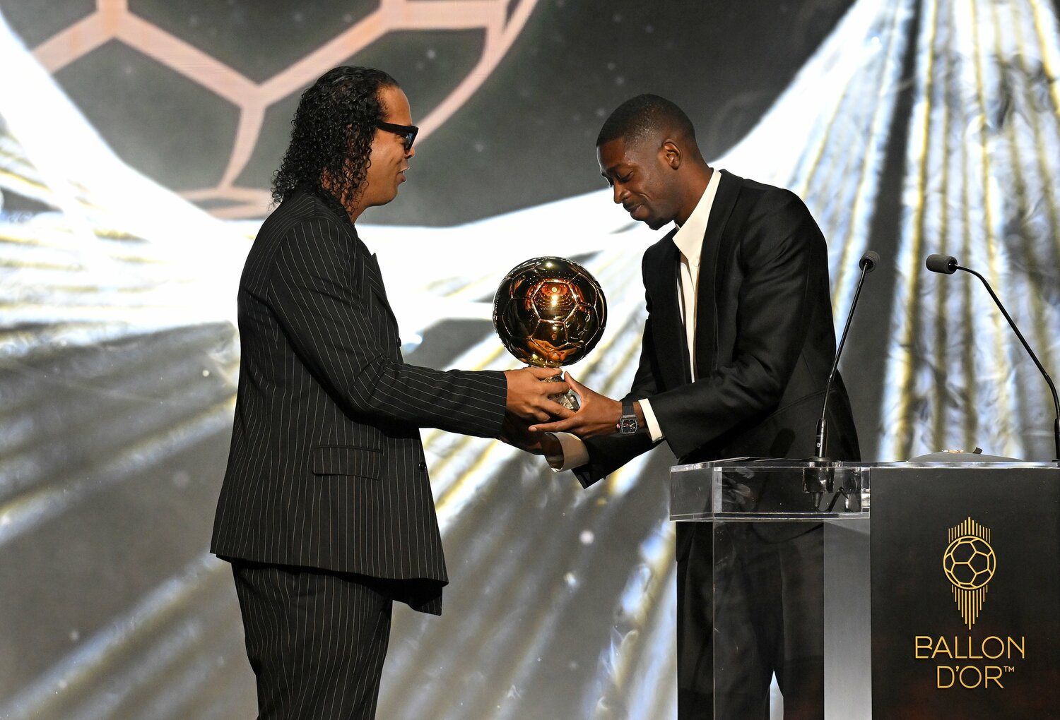 デンべレに対するプレゼンターはロナウジーニョだった　©Getty Images