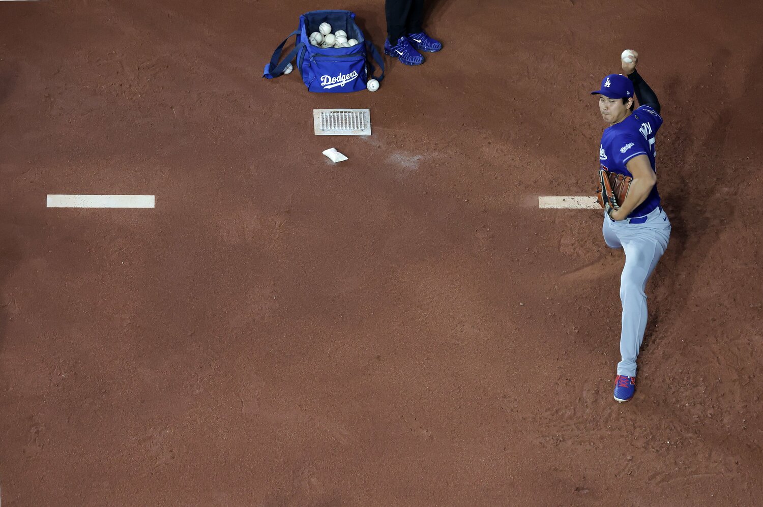 ドーム球場のブルージェイズ本拠地の中で、大谷は半袖で投球練習　©Getty Images