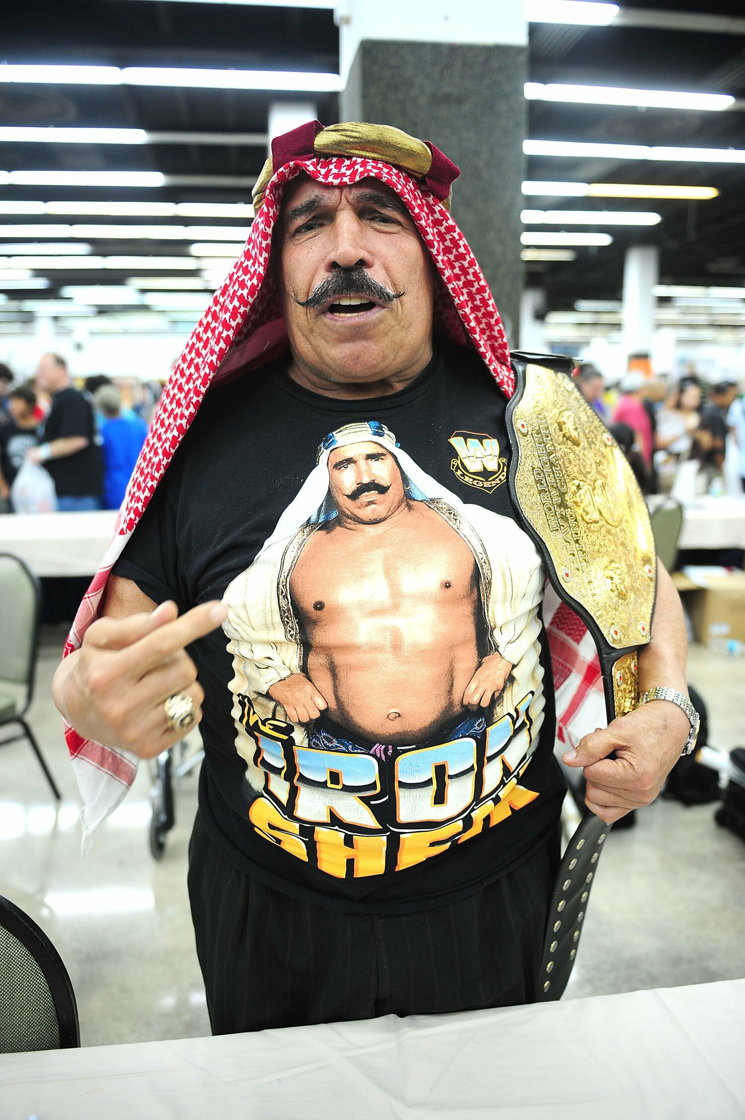 自身の写真がプリントされたTシャツを着るアイアン・シーク。現役時代は筋骨隆々の肉体を誇った　©Getty Images