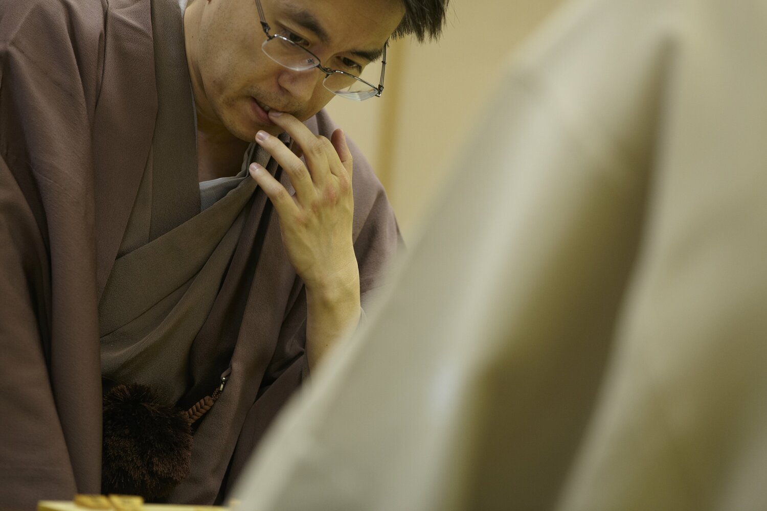 盤上を見つめる鋭い眼差し、通称「羽生にらみ」が代名詞ともなっていた羽生　©Tadashi Shirasawa