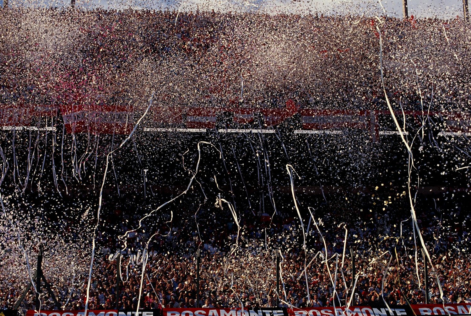 アルゼンチンのインディペンティエンテの本拠地で舞う圧巻の紙吹雪。1988年ごろ撮影　©Atsushi Kondo