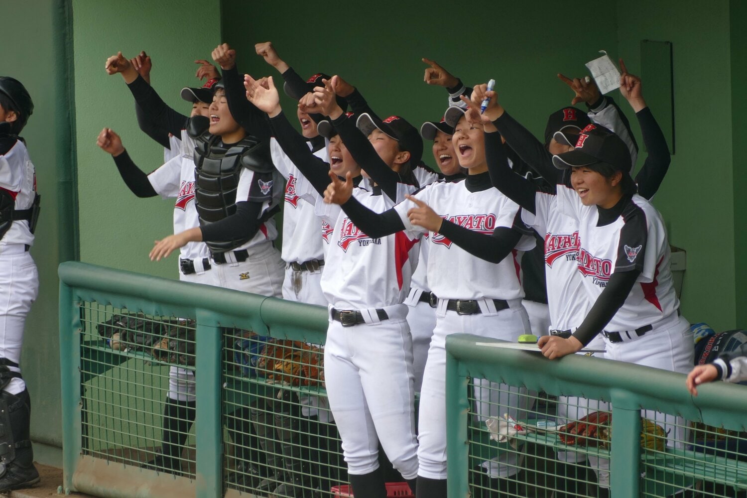 横浜隼人高校のメンバー。うれしい時は素直に喜ぶ、が女子野球流