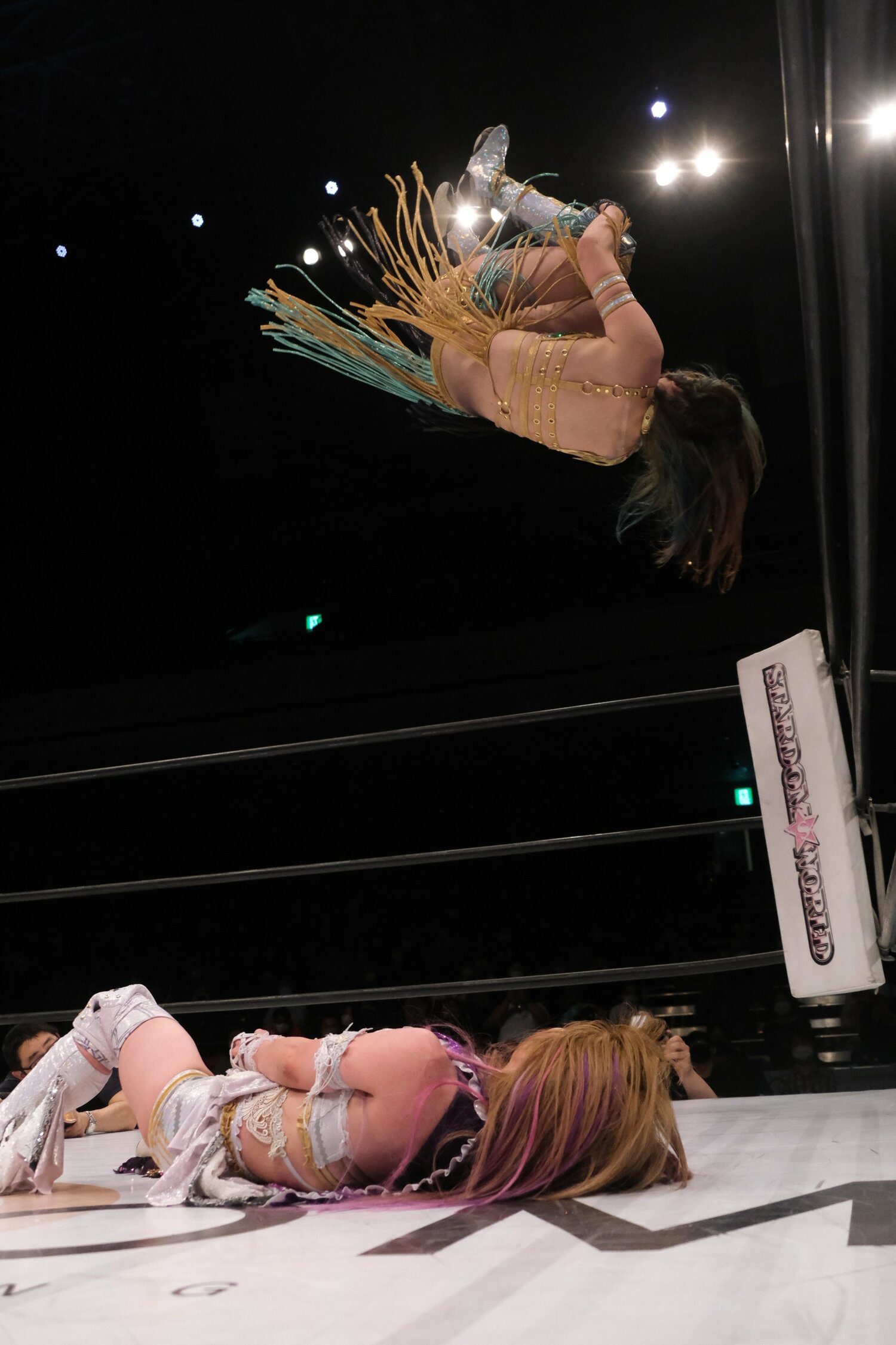 スター・クラッシャーを決めた上谷は、トドメのフェニックス・スプラッシュへ