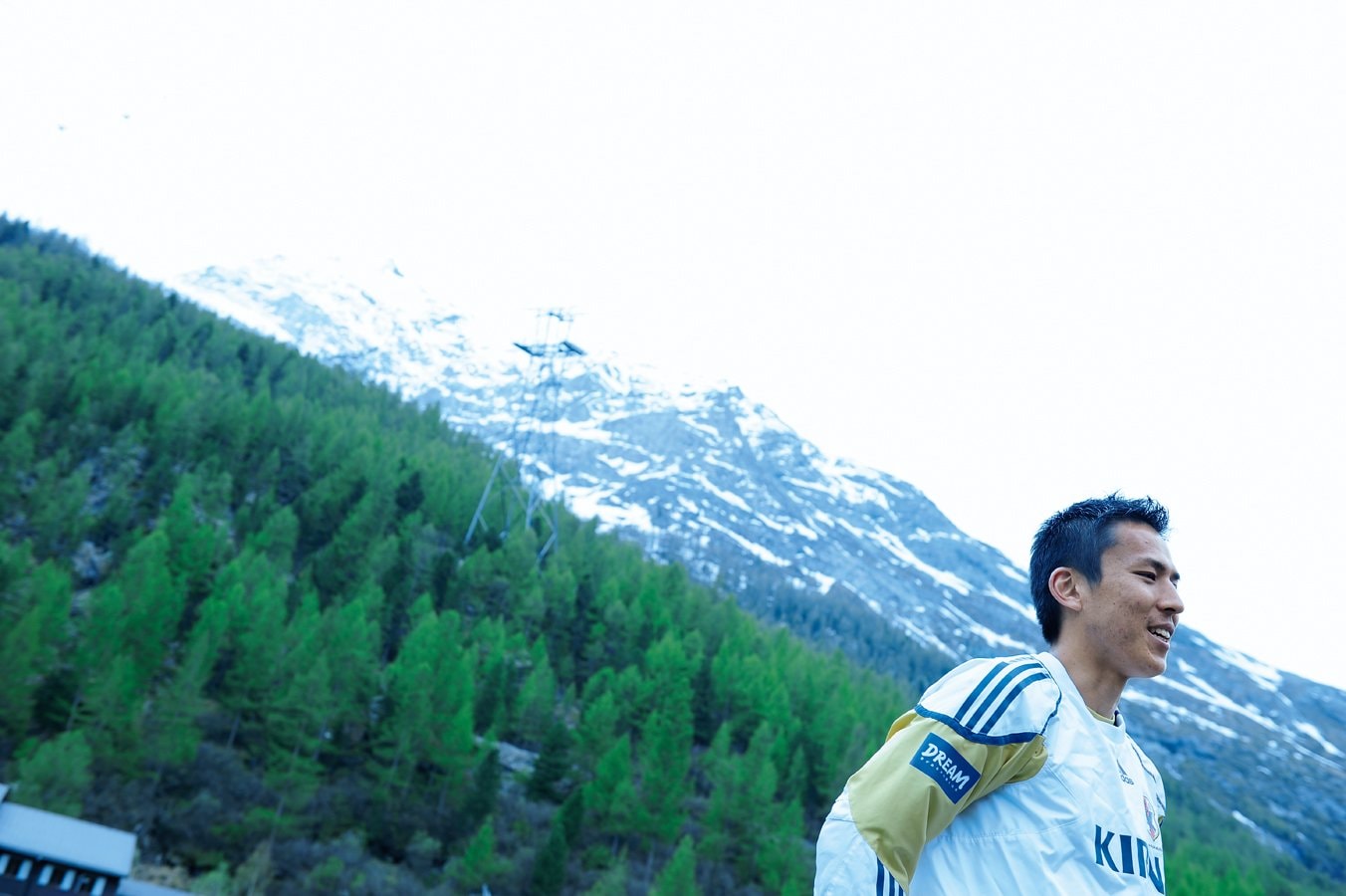 スイス・ザースフェーでの2010年W杯直前合宿で取材に応じる長谷部。この合宿中に主将に抜擢された