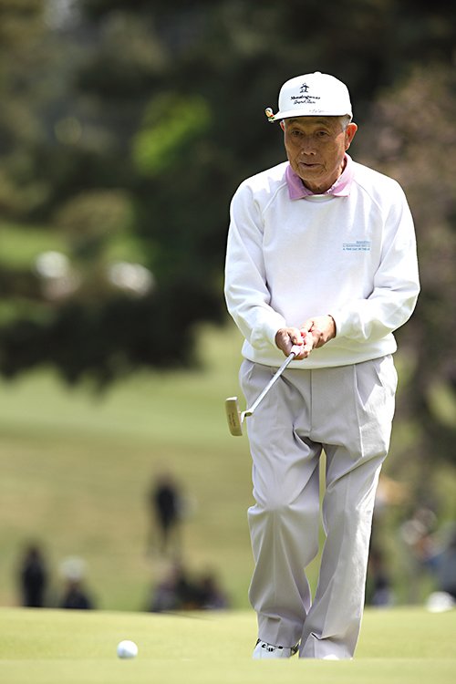 2010年中日クラウンズに出場した杉原輝雄（当時72歳）©︎AFLO