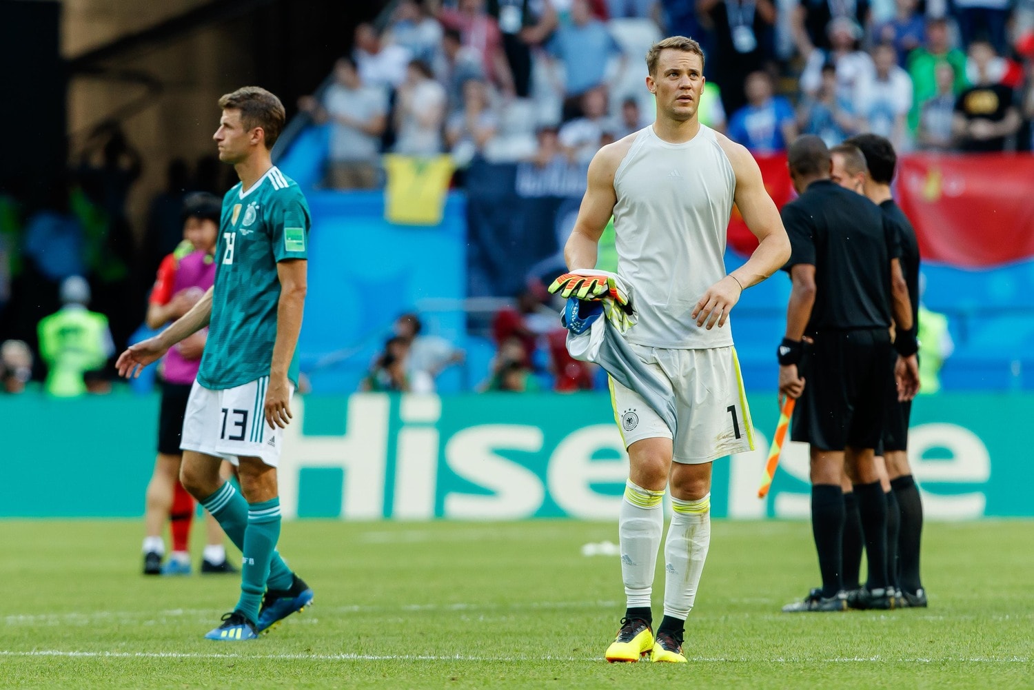 ロシアW杯で韓国に敗れ、悲嘆に暮れるマヌエル・ノイアーとトーマス・ミュラー　©Getty Images