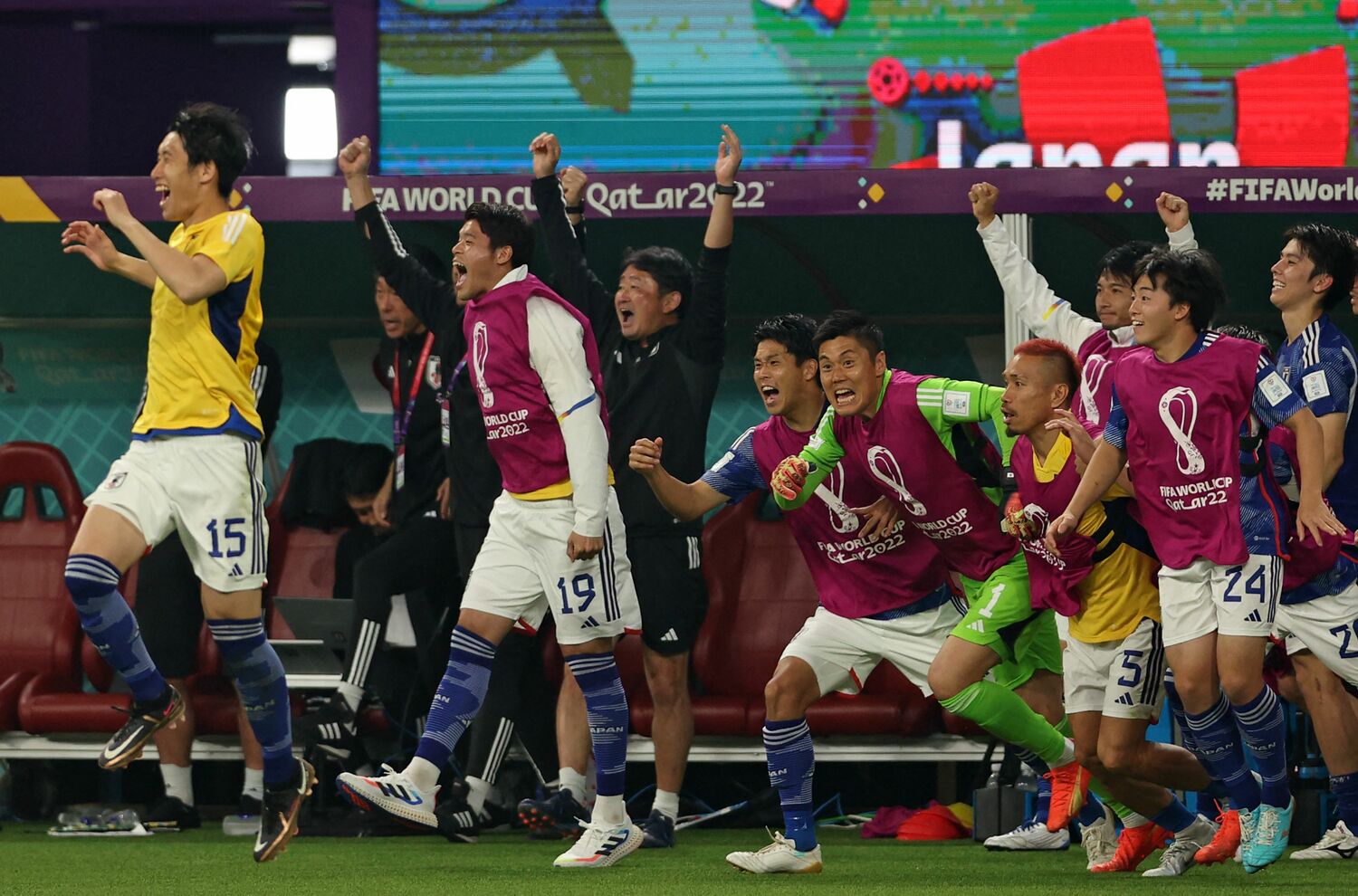 カタールW杯スペイン戦勝利後のベンチ。鎌田、川島、長友らが大喜び　©AFP/JIJI PRESS