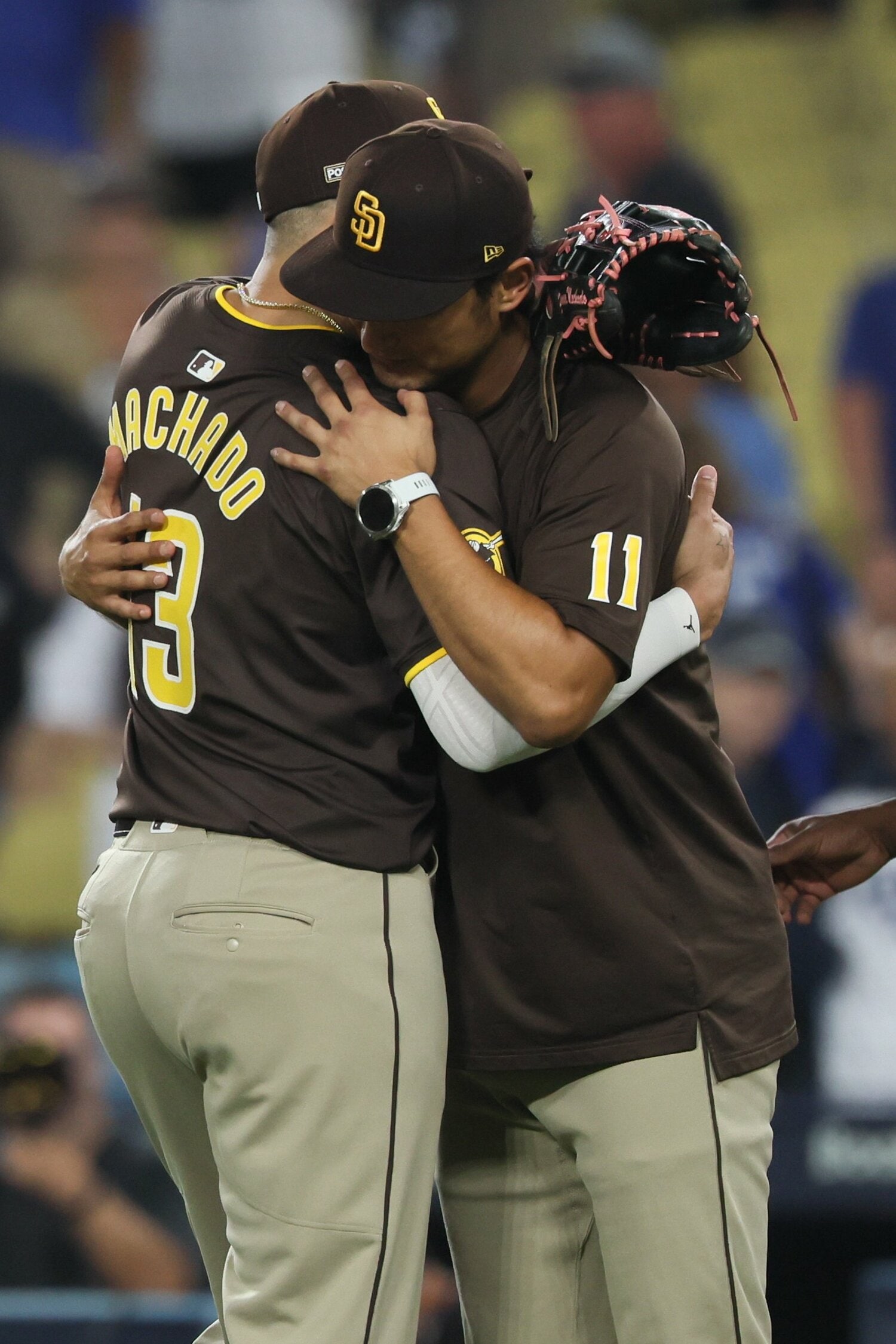 昨年の地区シリーズで。マチャドと抱き合うダルビッシュ　©Getty Images