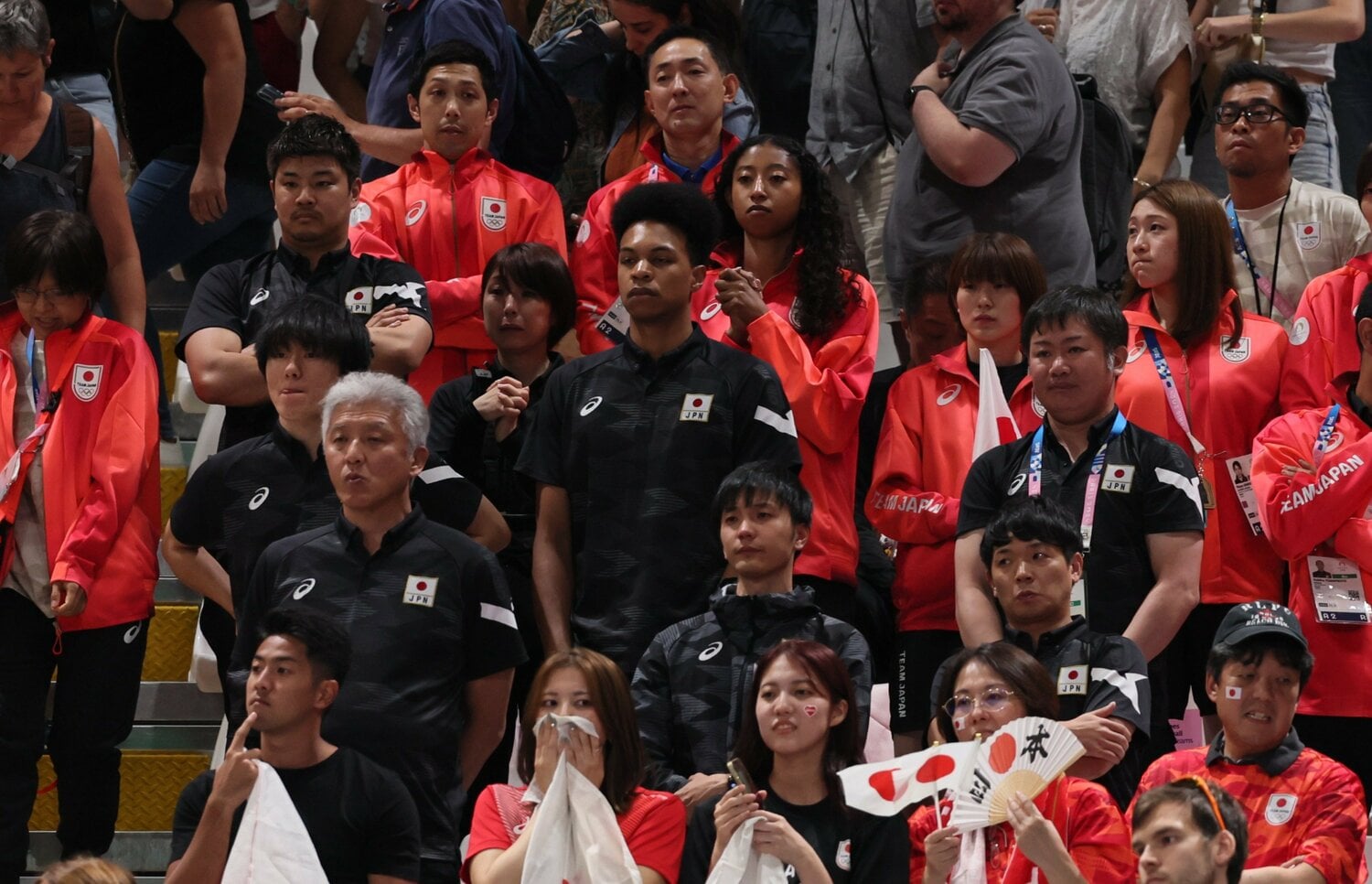 12名の枠から漏れたが、パリ五輪本大会までチームに同行。小川（左）はスタンドから仲間たちの戦いを見守った　©︎JMPA