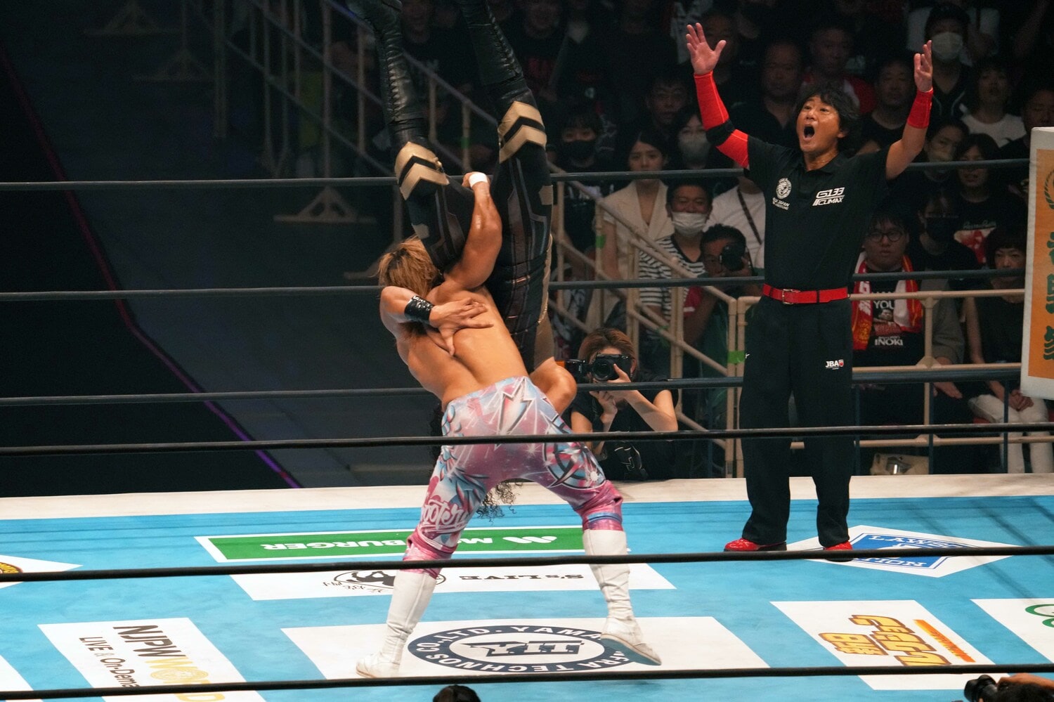 ヒクレオにボディスラムを見舞う海野翔太。レフェリーは父親のレッドシューズ海野