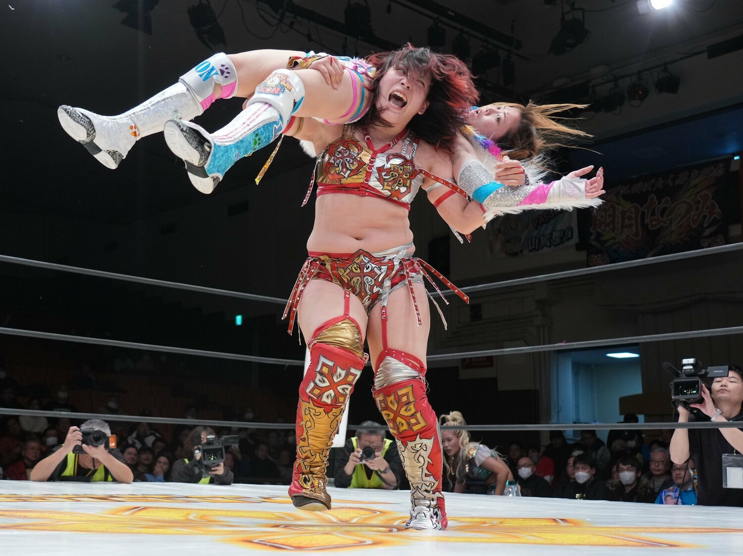 バックブリーカーで岩谷麻優を攻める林下詩美。1月12日、後楽園ホール ©Essei Hara