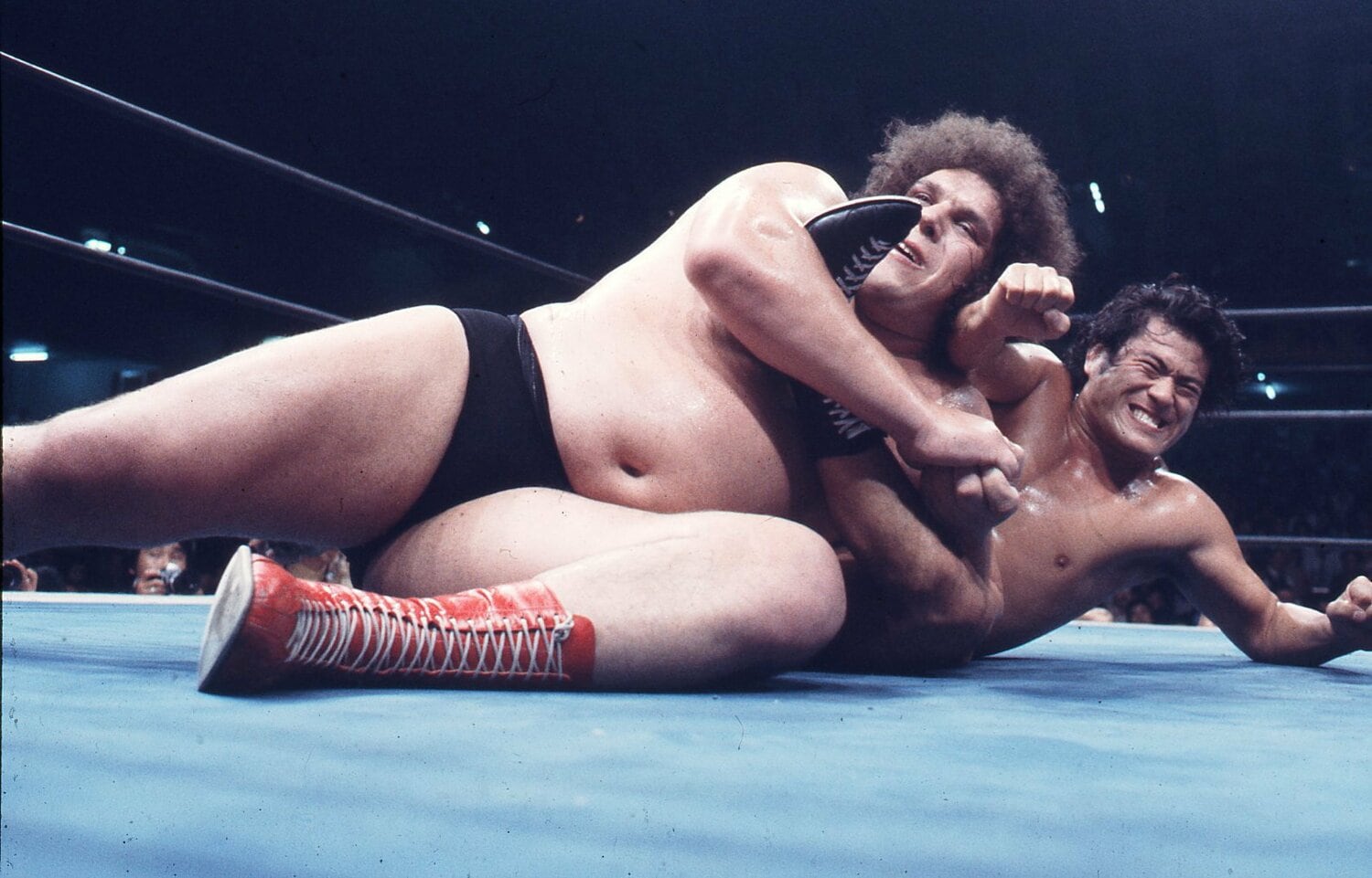 格闘技世界一決定戦での猪木vsアンドレ・ザ・ジャイアント　©AFLO