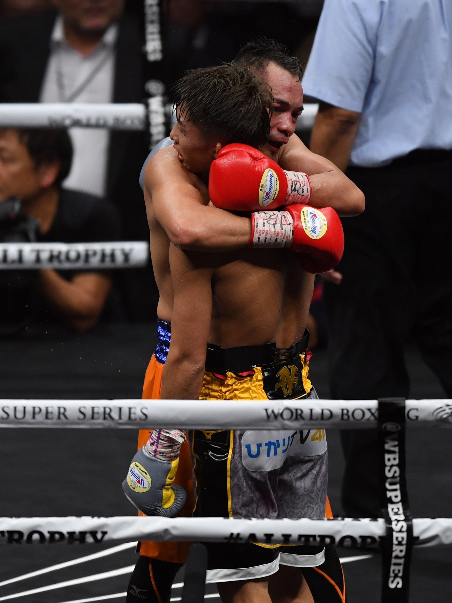 2019年の対戦終了直後、井上尚弥を抱きしめるドネア　©Getty Images