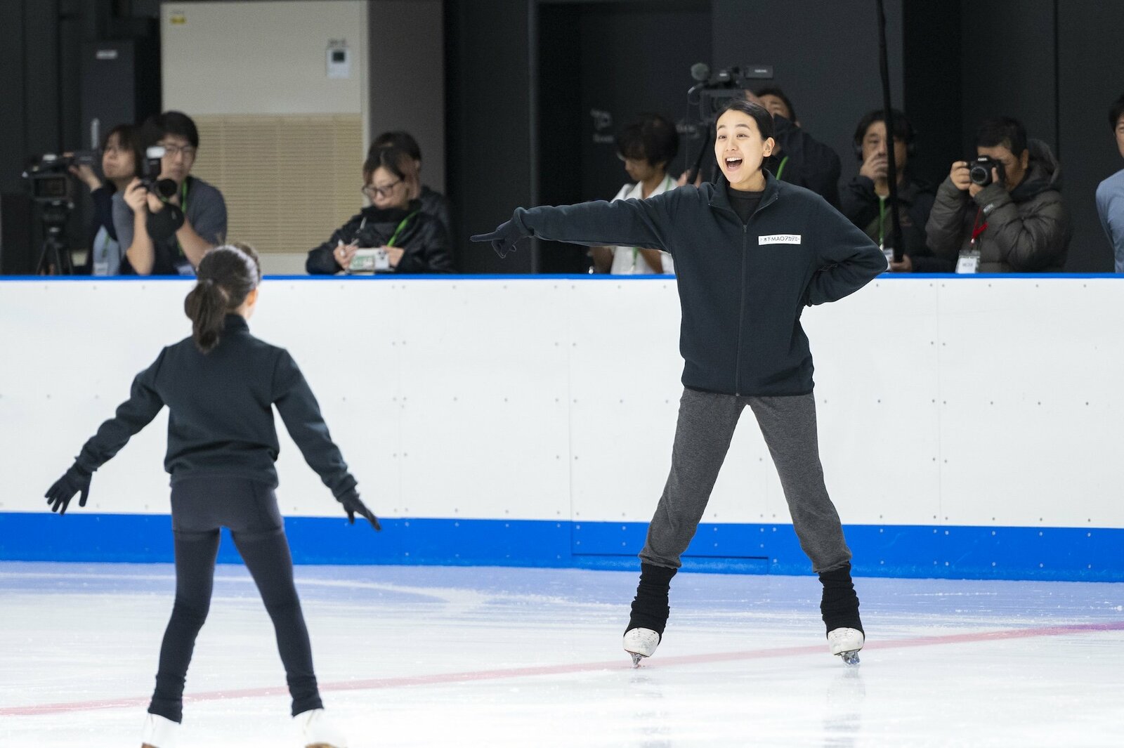 体を大きく使って子どもたちへの指導を行う真央さん ©️Takuya Sugiyama