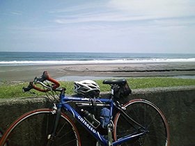 クルマとフェリーで簡単にいける冬の南房総は、サイクリストに大人気のエリア。太陽が低い冬のツーリングには、サングラスは意外と必需品なのだ。