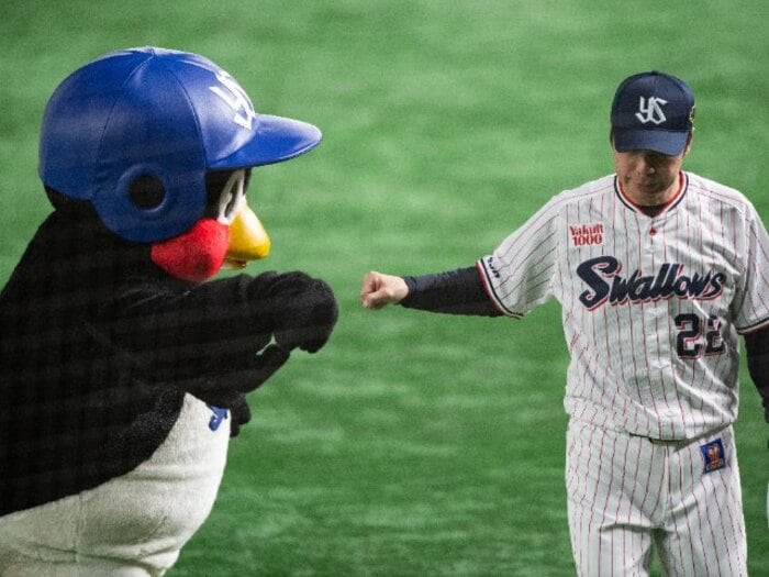 「いつもちかくでみていました」“現役28年大ベテラン”つば九郎が選ぶ「53歳高津臣吾監督はここがすごい!」ベスト3《日本一のウラ話》<Number Web> photograph by Nanae Suzuki