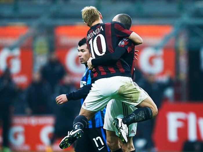 “あの時”のブーイングが、万雷の拍手に。ミラノ・ダービーは本田圭佑のために。＜Number Web＞ photograph by AFLO