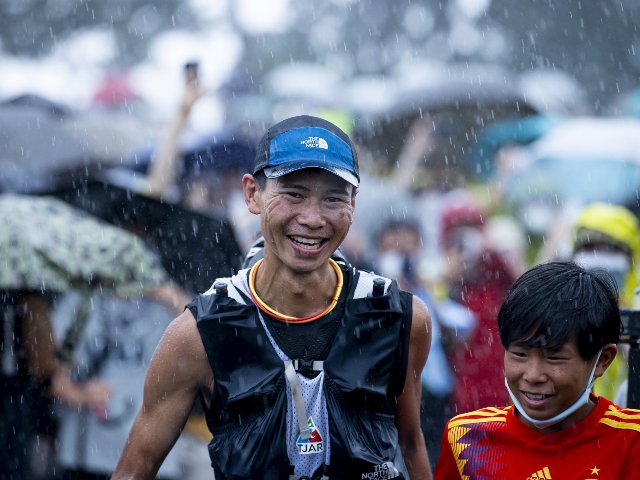 415kmレースのクレイジーなウラ側…“日本最速ランナー”土井陵は何を食べている？「カップラーメンもスイーツも食べない」「主食は柿の種です」 -  トレイルランニング - Number Web - ナンバー