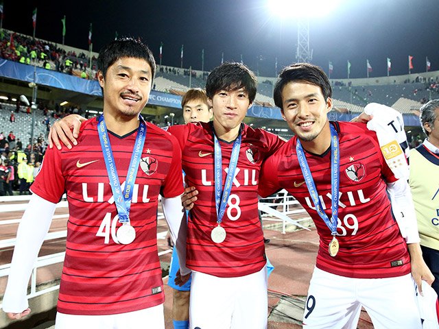 小笠原満男が掲げたACL優勝カップ。「キャプテンはあなたですから