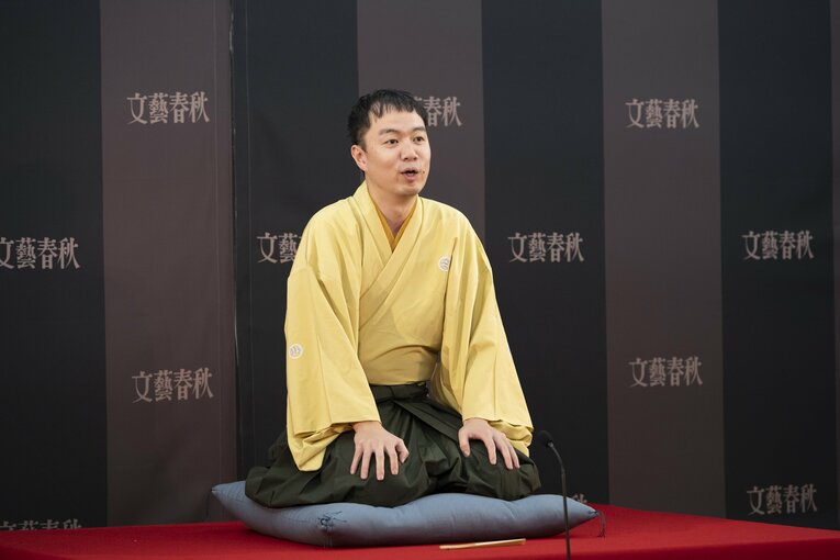 高座に座る立川吉笑（2022年撮影）　©︎BUNGEISHUNJU