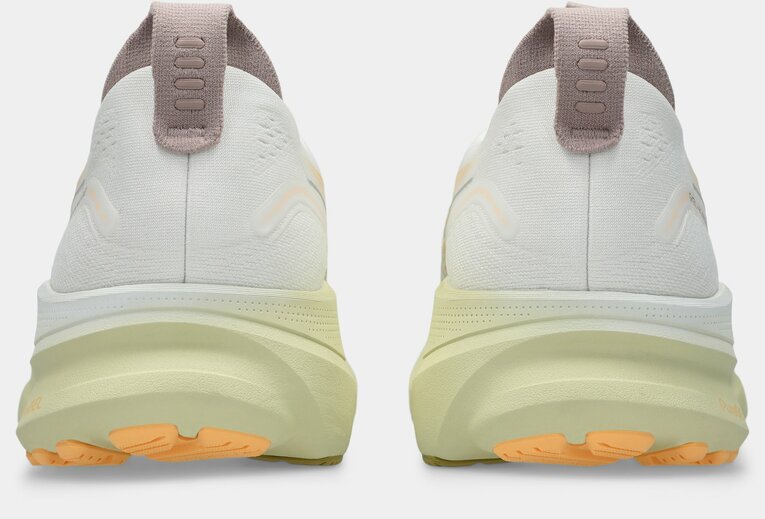 広がりをもたせたミッドソール形状／かかと部から中足部にかけ、 内側に広がりを持たせたミッドソールの立体形状により、倒れ込みを抑制　©ASICS