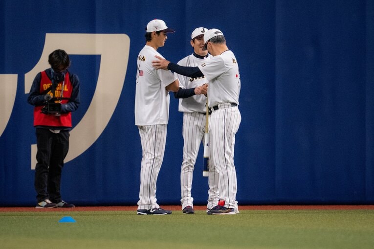 吉井コーチもチェック。肉体で語り合う2人　©Nanae Suzuki