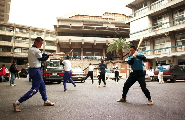 震災後の環境下で練習に励んでいた当時の神港学園ナイン　©JIJI PRESS
