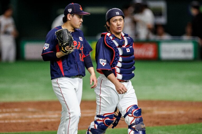 11月のWBC侍ジャパンの強化試合の第2戦で登板した宮城大弥と会話をかわす甲斐拓也（右）　©Kiichi Matsumoto
