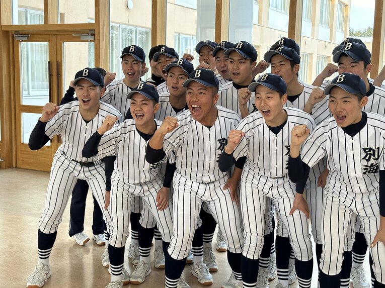 【昨年の甲子園出場時】センバツ決定後の別海ナイン　©Yuji Yanagawa