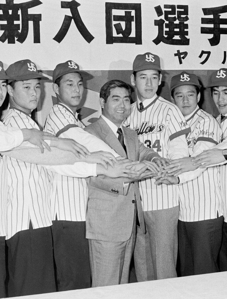 1983年、ヤクルトスワローズの新入団発表で武上四郎監督と手を合わせる新入団の栗山英樹（右）、池山隆寛（左から2人目）ら　©JIJI PRESS