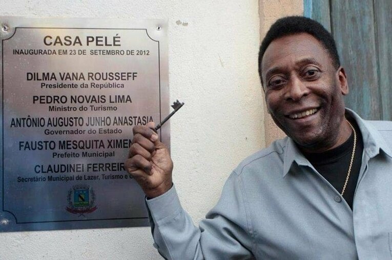 2012年、「カーザ・ペレ」のオープンに出席したペレ（フェルナンド・オルチス提供）。史跡化された町がスゴかった ／ photograph by Fernand Ortiz