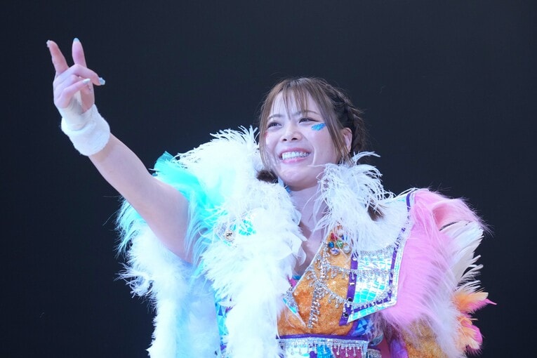 ファンに笑顔を見せる岩谷麻優　©Essei Hara