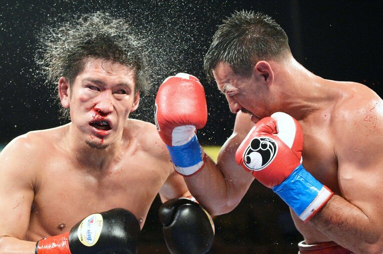 2014年、ロバート・ゲレーロとの一戦での亀海喜寛。アメリカでは自然と“激闘型”のファイトをしてしまったという。福田直樹氏によるこの写真は全米ボクシング記者協会の2014年最優秀写真に　©Naoki Fukuda