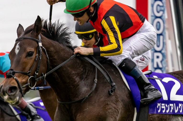 マイルチャンピオンシップを制したグランアレグリアとルメール ／ photograph by Photostud